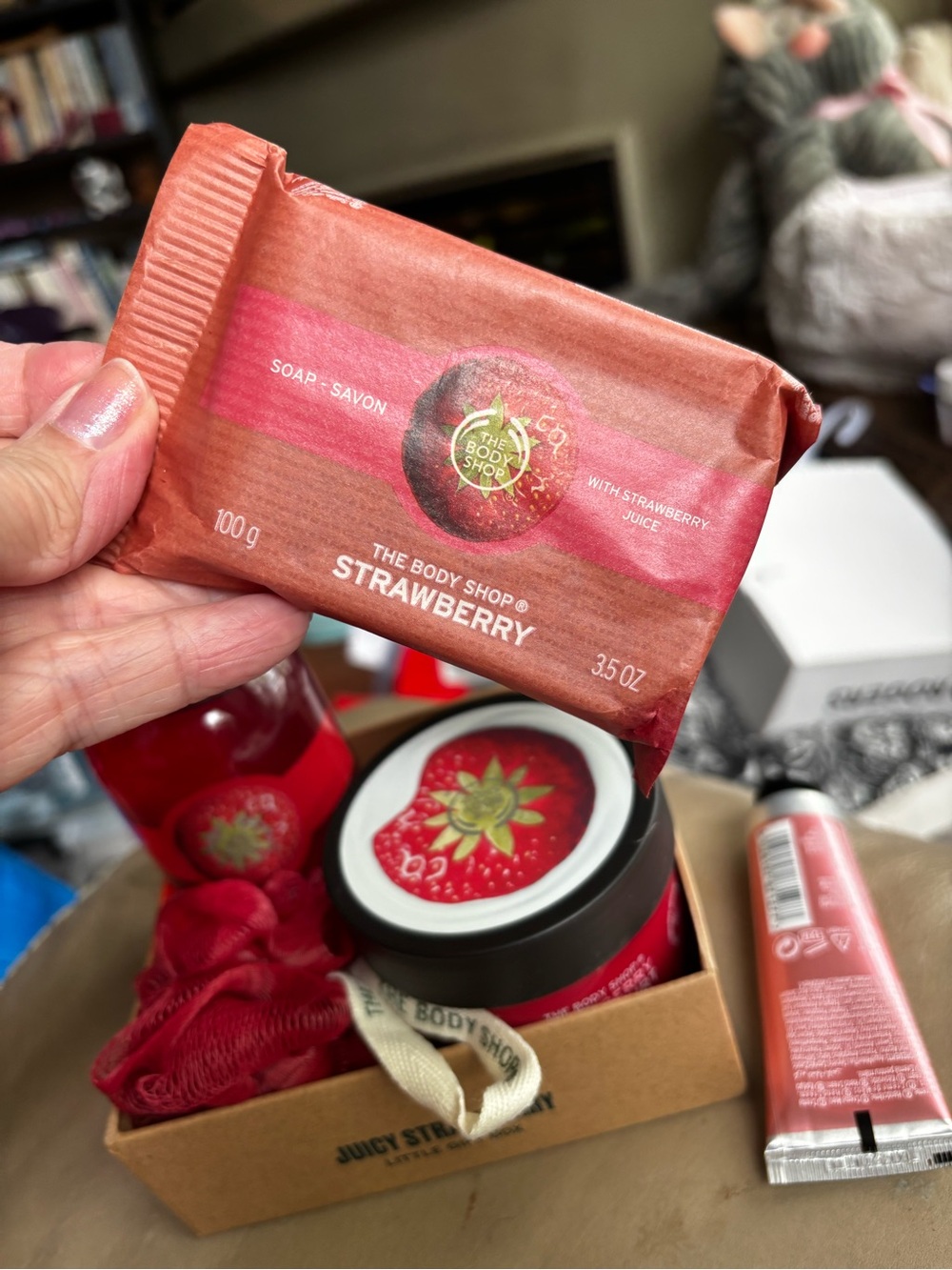 The Body Shop Juicy Strawberry Little Gift Box Bath & Body Set.  New! - Picture 4 of 11